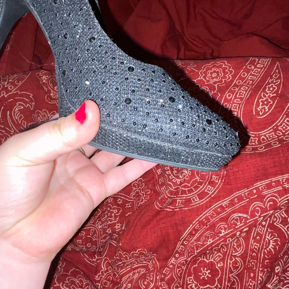 Black heels with sparkles on them
